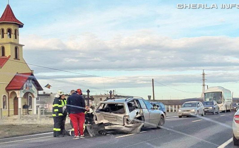 Accident la Bonţida. Două maşini făcute acordeon, au intervenit pompierii