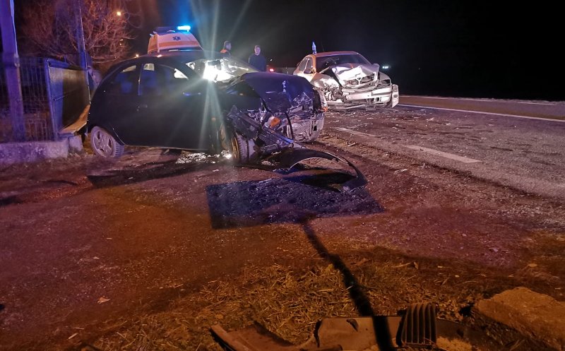 Impact violent la Cluj: Două femei, la spital și două mașini, făcute zob