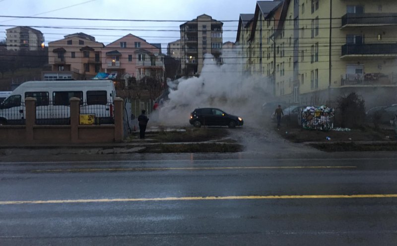 Cluj: Maşină cuprinsă de flăcări într-o parcare. S-a făcut scrum