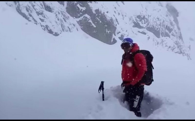 Risc mare de avalanșe în Munții Făgăraș. Salvamontiștii recomandă turiștilor să evite drumețiile