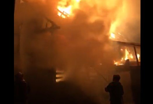 Incendiu puternic în localitatea Mera din cauza artificiilor de Anul Nou