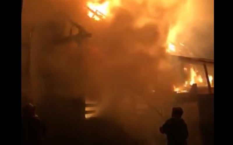 Incendiu puternic în localitatea Mera din cauza artificiilor de Anul Nou