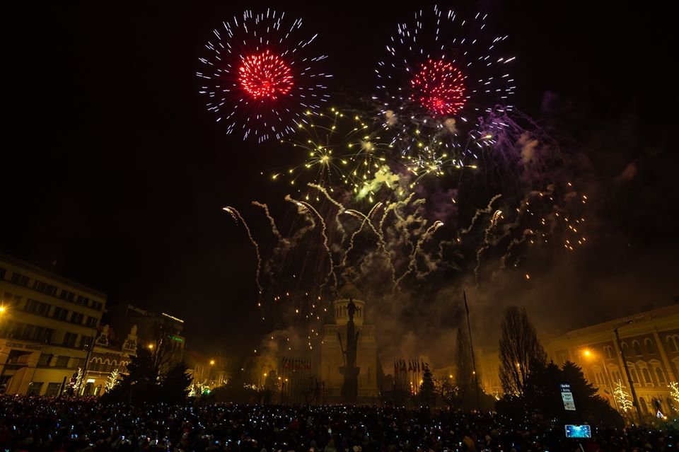 Peste 10.000 de clujeni au participat la focul de artificii organizat de Revelion în Piaţa Avram Iancu