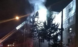 Incendiu puternic pe strada Constantin Brâncuși. Focul a pornit de la o lumânare