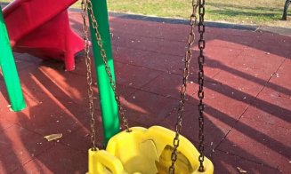 Parcul de pe Cetățuie, vandalizat. S-au ”distrat” punând petarde în coșurile de gunoi