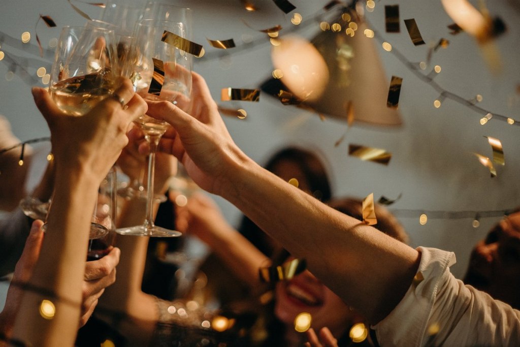Voucherele i-au ținut acasă pe români de Revelion. Câți bani au spart turiștii prin stațiunile din țară