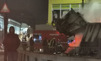 Flăcări și fum pe o stradă din centrul Clujului. A luat foc gunoiul dintr-o mașină de colectat deșeuri
