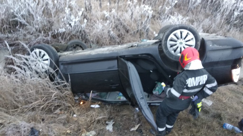Mașină răsturnată pe varianta Vâlcele - Apahida. Drumul era acoperit cu polei