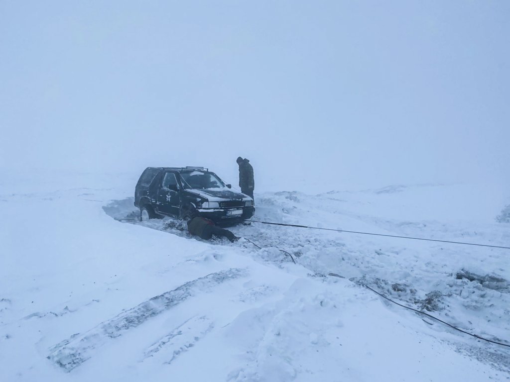 Intervenție, în toiul nopții, lângă Tarnița! 2 persoane s-au împotmolit cu mașina și riscau să înghețe de frig