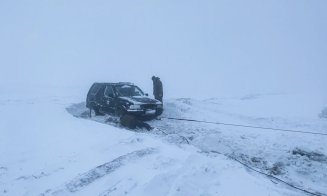 Intervenție, în toiul nopții, lângă Tarnița! 2 persoane s-au împotmolit cu mașina și riscau să înghețe de frig