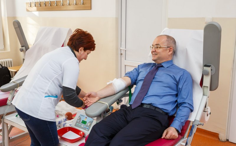 Emil Boc și 40 de angajați din primărie au donat sânge. "Orice gest de acest fel este o șansă la viață pentru alte trei persoane"