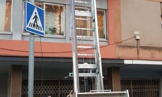 Fotoliu de masaj uriaș, livrat prin balcon de o firmă din Cluj