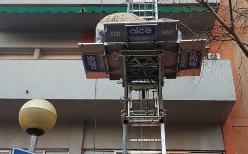 Fotoliu uriaș de masaj, livrat prin balcon de o firmă din Cluj