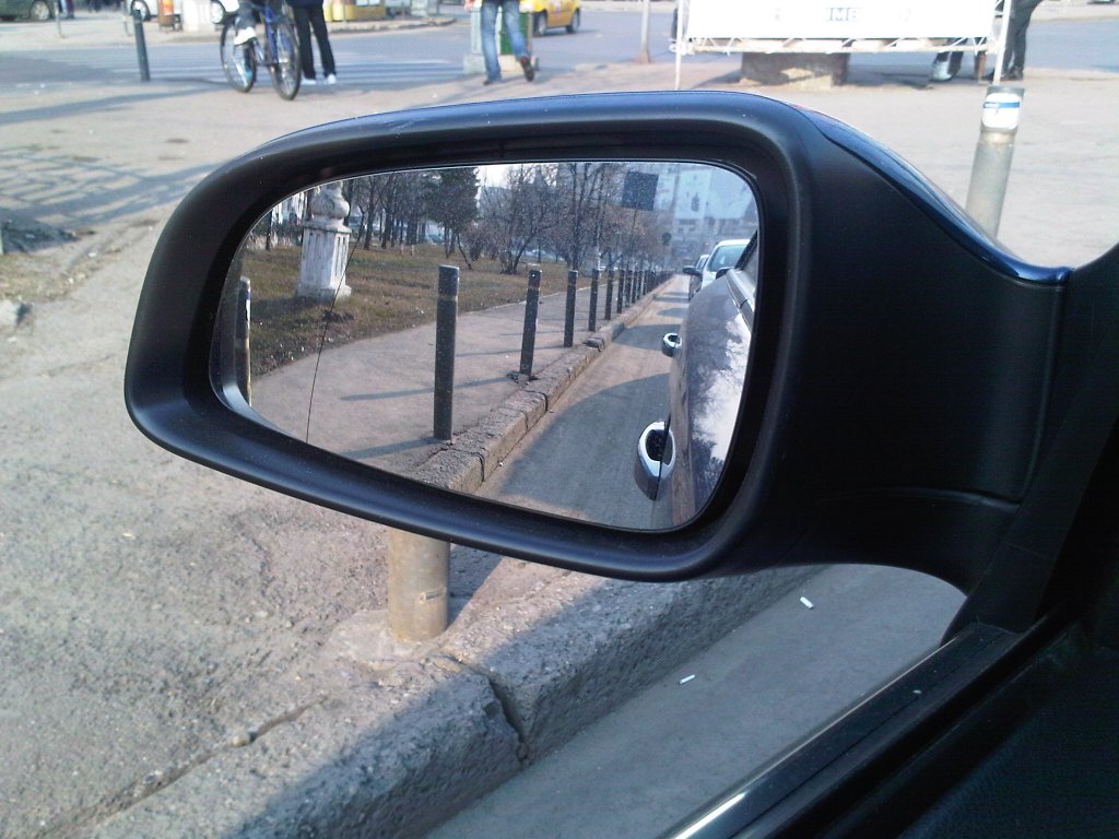 Spaima oglinzilor auto. Un individ a "aranjat" într-o noapte 20 de mașini din Cluj