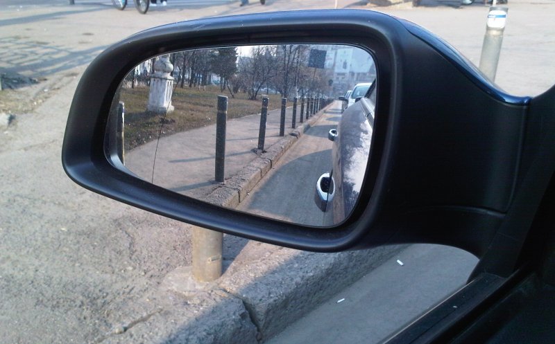 Spaima oglinzilor auto. Un individ a "aranjat" într-o noapte 20 de mașini din Cluj