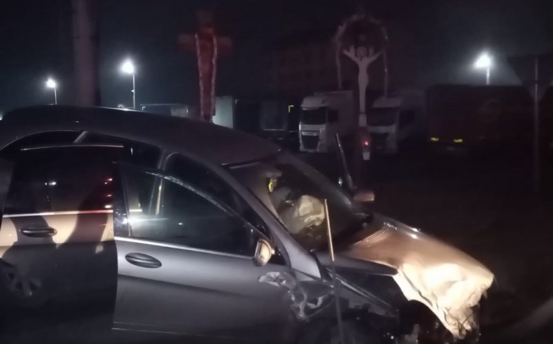 Accident cu răniți la intrarea în Gilău. Clientul și șoferul unui taxi, transportați la spital
