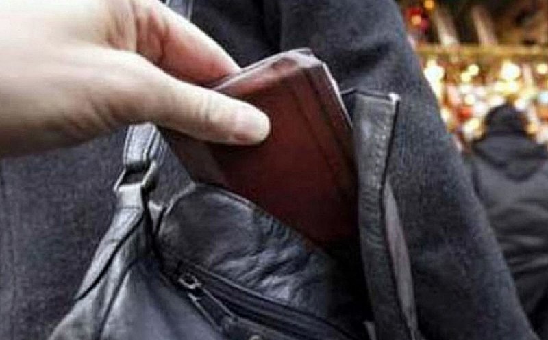 Hoțul din Piața Muzeului a fost prins. Bărbatul are vechime în domeniu