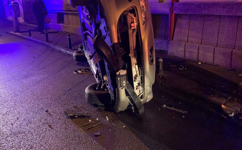 Aceeași situație, altă intersecție! Încă o mașină răsturnată, după cea de pe Dorobanților
