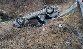 Accident cu răniți în Feleacu. O mașină a rupt parapetul și s-a răsturnat în șanț