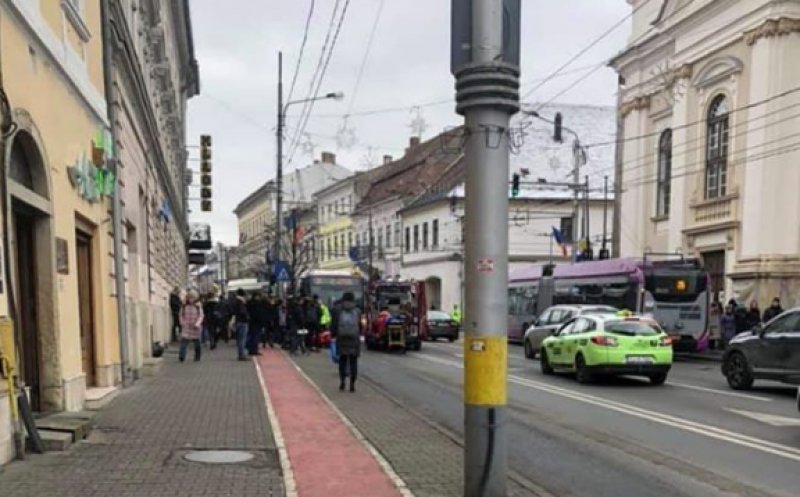 Accident în centrul Clujului. O tânără a fost lovită de un autobuz
