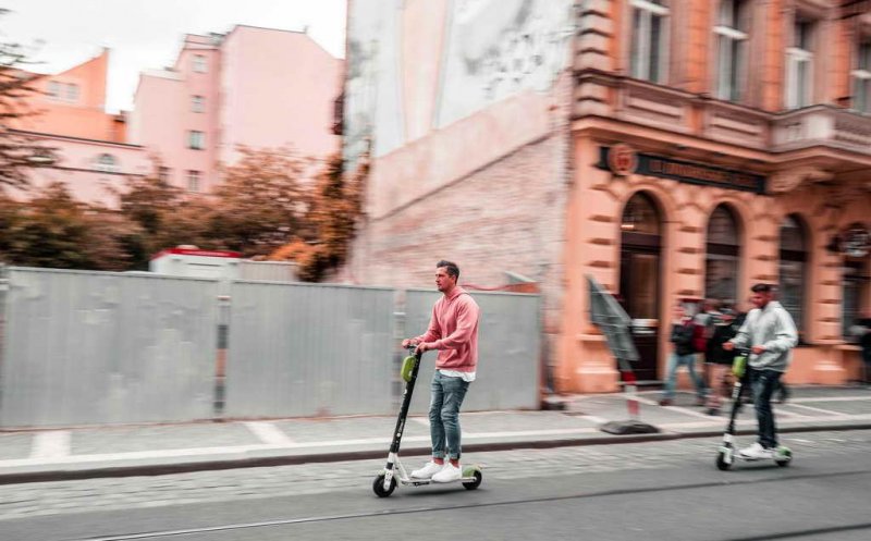 Regulamentul privind trotinetele electrice, în dezbatere la Interne. Ce propun bicicliștii clujeni