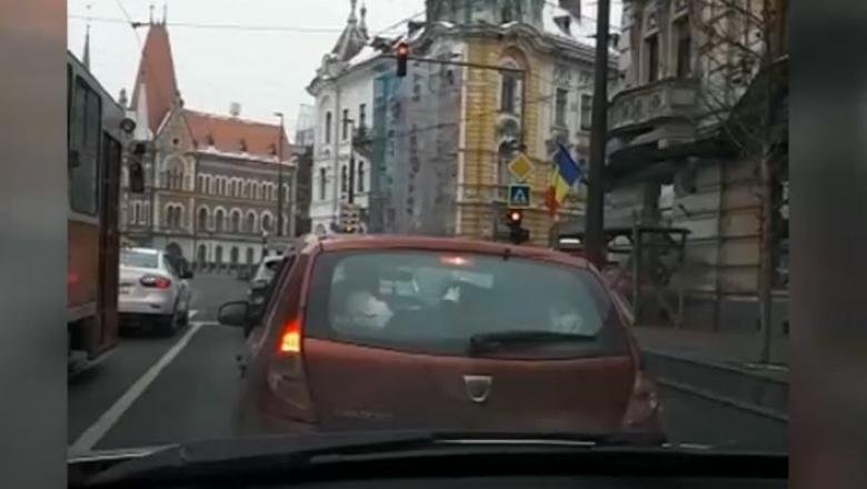 Copil transportat deasupra portbagajului, în Cluj-Napoca