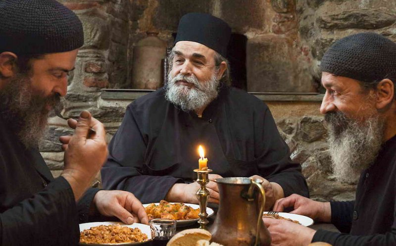 "Dieta sfântă" a călugărilor de la Athos. Secretul unui trai sănătos