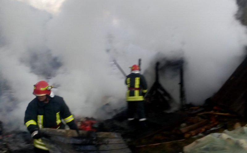 Incendiu la o pensiune din Ic Ponor. Flăcările, ținute în frâu de localnici până la sosirea pompierilor