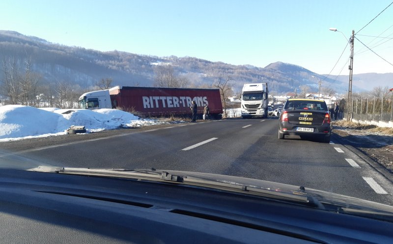 Accident pe drumul Cluj - Oradea. O mașină a intrat într-un TIR