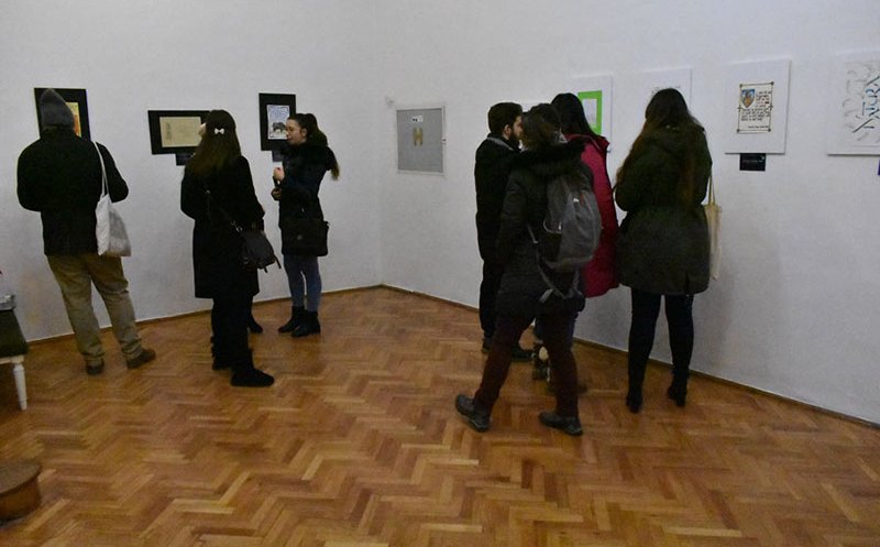 Fotocopia unei pagini din Evanghelia pictată şi scrisă caligrafic cu litere de aur de prima  regină a României, expusă la Muzeul de Artă