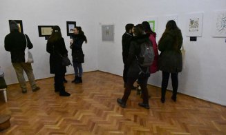 Fotocopia unei pagini din Evanghelia pictată şi scrisă caligrafic cu litere de aur de prima  regină a României, expusă la Muzeul de Artă