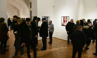 Fotocopia unei pagini din Evanghelia pictată şi scrisă caligrafic cu litere de aur de prima  regină a României, expusă la Muzeul de Artă