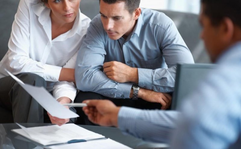 Un sfert dintre angajatori îngheaţă salariile în acest an, iar o treime oferă o majorare de cel mult 5%