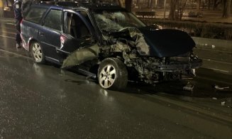 Accident Parcul Central. Un șofer turmentat a părăsit "cărarea" și s-a izbit cu mașina  de un stâlp