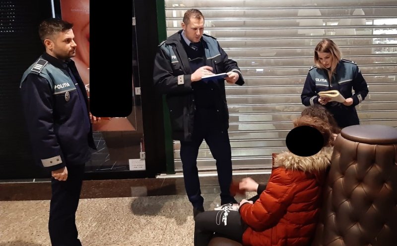 Elevii chiulangii, ridicați de polițiști din mall