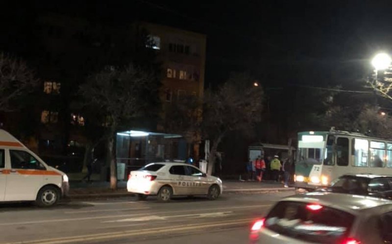 Accident la Polivalentă. Două fete, lovite de mașină în stația de tramvai fără refugiu