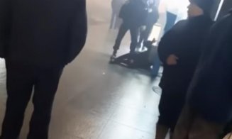 Imagini revoltătoare. Jandarm din Cluj, filmat când înjură și lovește un bărbat: „Te rup în două!”