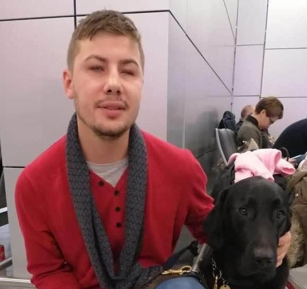 Cum explică CFR Călători interzicerea accesului la cuşetă a tânărului din Cluj însoţit de câinele ghid