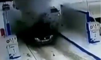 Un Logan explodează într-o benzinărie. N-a mai rămas nimic din maşină