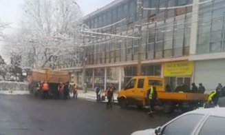 Cum explică viceprimarul Clujului asfaltările pe zăpadă: "Există tehnologie de asfalt turnat la rece"
