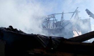 Incendiu de proporții într-o colonie de romi. Șase barăci s-au făcut scrum