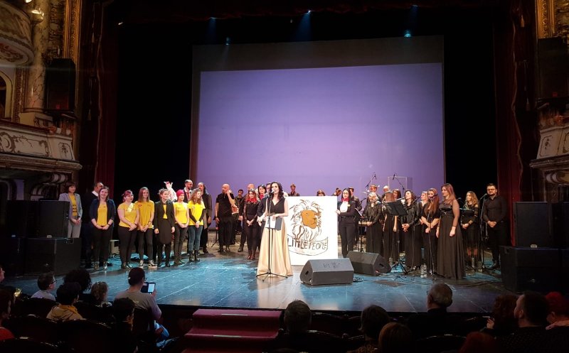 Un roboţel „a dirijat” un concert caritabil din Cluj. Au cântat Călin Goia şi Flavius Buzilă