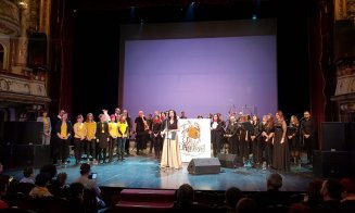 Un roboţel „a dirijat” un concert caritabil din Cluj. Au cântat Călin Goia şi Flavius Buzilă