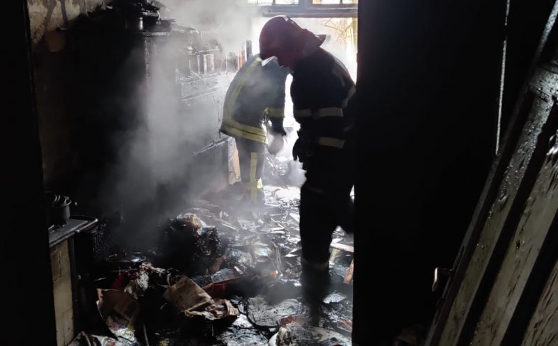 Incendiu la o locuință din centru. O femeie a fost transportată la spital