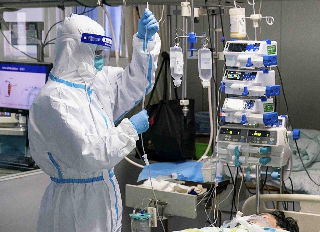 Numărul deceselor provocate de coronavirus a depăşit 900. Aproape 100 de morți pe zi