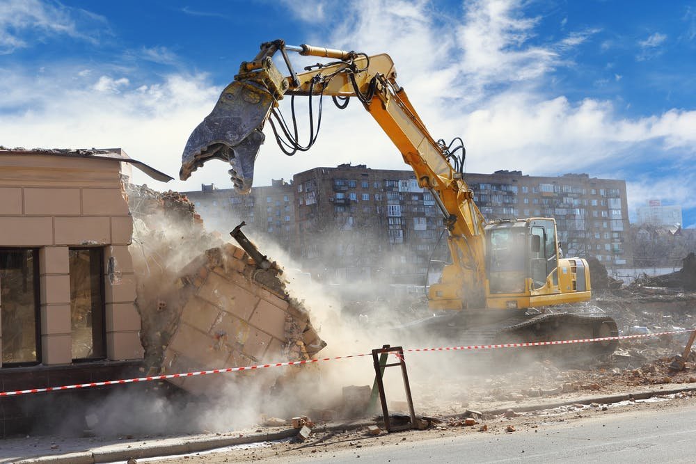 Primăria continuă demolarea clădirilor ilegale. Tarcea: "Sunt peste 50 de clădiri demolate şi altele în proces"