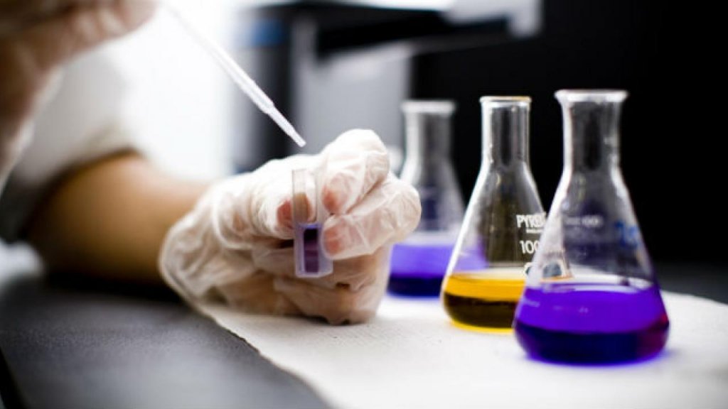 Suprafaţa care se curăţă singură şi ţine superbacteriile la distanţă, creată de cercetători
