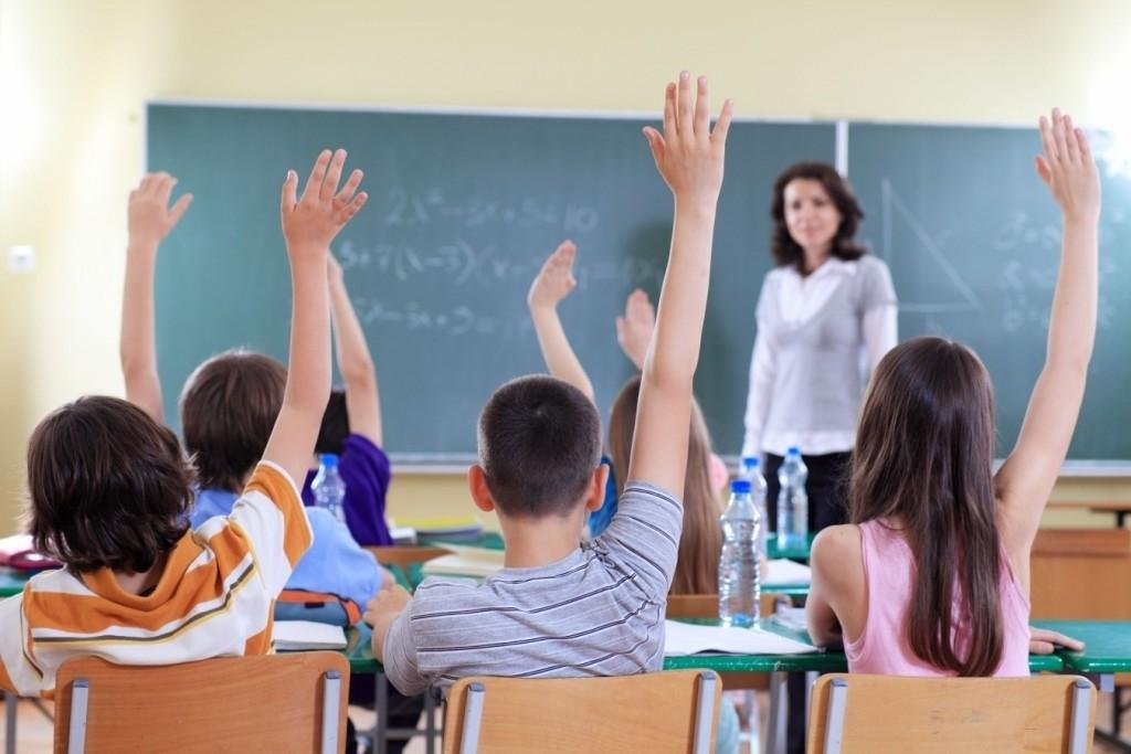 Modificări în Educație. Mai puțini copii la clase și acces gratuit pentru elevi la muzee, teatru și cinema