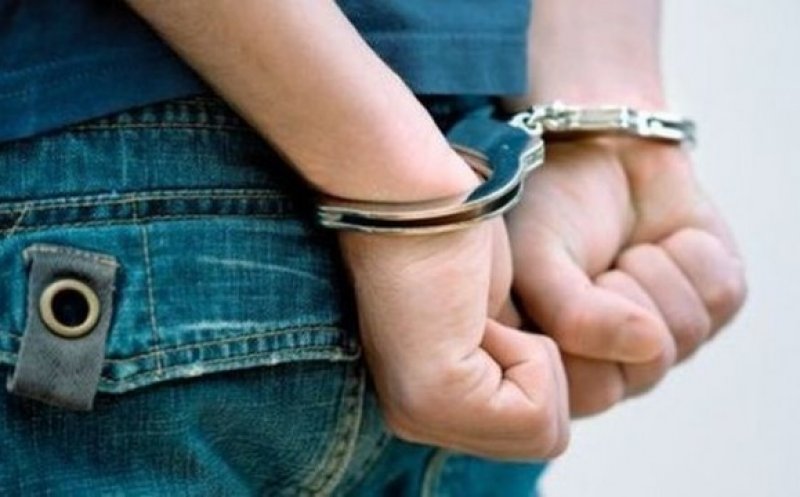 Minor după gratii, pentru un telefon. A atacat un tânăr în plină stradă
