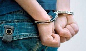 Minor după gratii, pentru un telefon. A atacat un tânăr în plină stradă